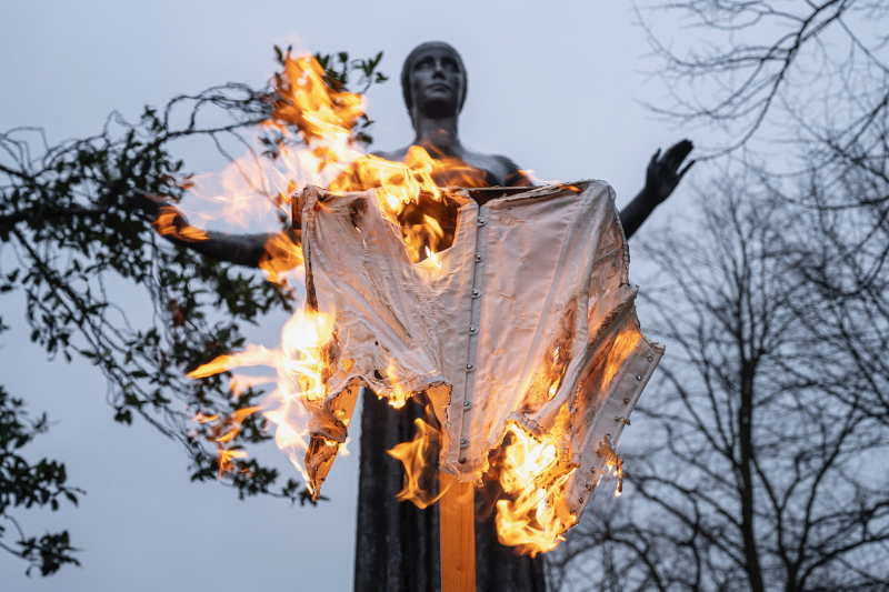 Corsetverbranding - foto Sabine Joosten